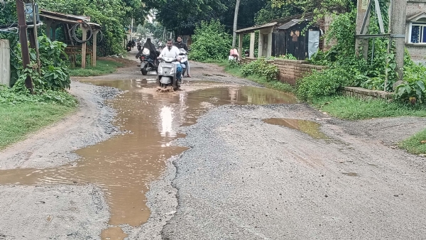 ଅସରାଏ ବର୍ଷାରେ ରାସ୍ତା ଅବସ୍ଥା ଶୋଚନୀୟ : ବର୍ଷେ ହେଲା କାମ ସରୁ ନି ଅସରାଏ ବର୍ଷାରେ ରାସ୍ତା ଅବସ୍ଥା ଶୋଚନୀୟ : ବର୍ଷେ ହେଲା କାମ ସରୁ ନି