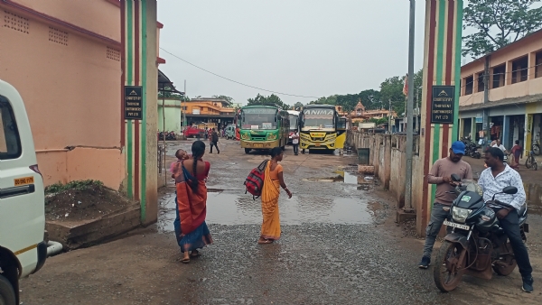 ବସ ଷ୍ଟାଣ୍ଡ ମୁଖ୍ୟ ଫାଟକରେ ପାଣି