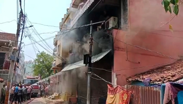 ଦଶରଥ ସାହୁଙ୍କ ବାସ ଭବନରେ ଏସି ଫାଟି ଲାଗିଲା ନିଆଁ ଦଶରଥ ସାହୁଙ୍କ ବାସ ଭବନରେ ଏସି ଫାଟି ଲାଗିଲା ନିଆଁ