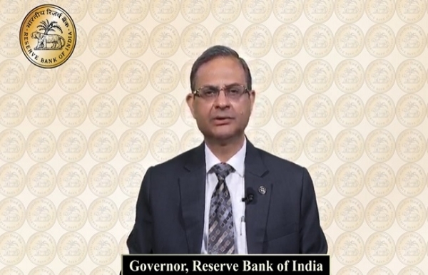 मौद्रिक समीक्षा बैठक के बाद प्रेस को संबाोधित करते आरबीआई गवर्नर संजय मल्होत्रा