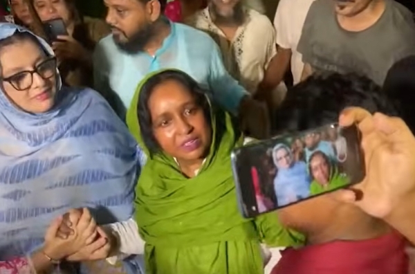 घर पर सेल्फी लेते लोग। फोटो - प्रोथोम अलो घर पर सेल्फी लेते लोग। फोटो - प्रोथोम अलो