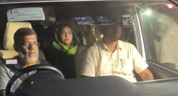 सेलीना हयात को बुधवार रात लगभग 10:15 बजे गाजीपुर की काशिमपुर सेंट्रल महिला जेल से रिहा किया गया। वह रात करीब 12:30 बजे कार से नारायणगंज के देवभोग इलाके में स्थित अपने घर पहुंचीं। फोटो - प्रोथोम अलो सेलीना हयात को बुधवार रात लगभग 10:15 बजे गाजीपुर की काशिमपुर सेंट्रल महिला जेल से रिहा किया गया। वह रात करीब 12:30 बजे कार से नारायणगंज के देवभोग इलाके में स्थित अपने घर पहुंचीं। फोटो - प्रोथोम अलो