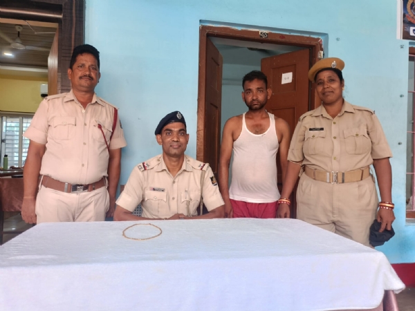 ଶ୍ରୀମନ୍ଦିର ଭିତରେ ଭକ୍ତଙ୍କ ୩୫ ଗ୍ରାମ ଓଜନ ର ସୁନାଚେନ ଚୋରି ସାଧା ପୋଷାକଧାରୀ ପୋଲିସ ଅଭିଯୁକ୍ତ କୂ କାବୁ କଲେ