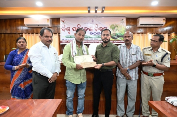 ପ୍ରକୃତି ବନ୍ଧୁ ପୁରସ୍କାର ରେ ସମ୍ମାନିତ ହେଲେ ଜାତୀୟ କରାଟେ କୋଚ ଅସୀମ ଭୋଇ