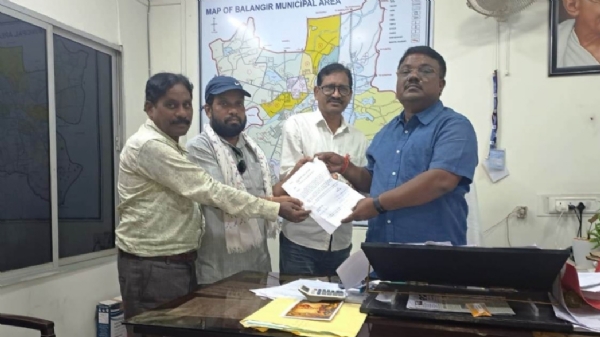 ପୋଖରୀ ପୁନରୁଦ୍ଧାର କାର୍ଯ୍ୟକୁ ନେଇ ଜନ ଅସନ୍ତୋଷ ପୌର ଅଧିକାରୀ ଙ୍କ ଦ୍ୱାରସ୍ତ ହେଲେ ଲୋକେ