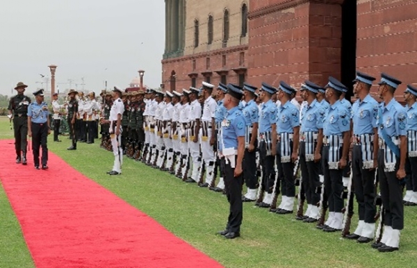 एयर मार्शल आशुतोष दीक्षित को गार्ड ऑफ ऑनर दिया एयर मार्शल आशुतोष दीक्षित को गार्ड ऑफ ऑनर दिया