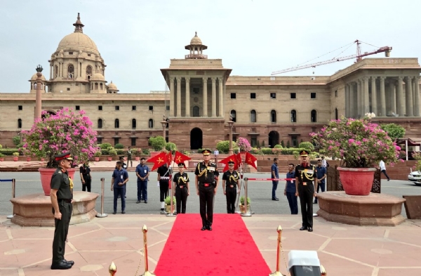 नए सेनाध्यक्ष जनरल धीरज सेठ को पहला गार्ड ऑफ ऑनर साउथ ब्लॉक लॉन्स में दिया गया नए सेनाध्यक्ष जनरल धीरज सेठ को पहला गार्ड ऑफ ऑनर साउथ ब्लॉक लॉन्स में दिया गया