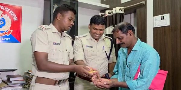ଠକେଇ ମାମଲାରେ ଶିକାର ହୋଇଥିବା ଅଭିଯୋଗକାରୀଙ୍କୁ ସୁନା ଗହଣା ଫେରସ୍ତ କଲା ପୋଲିସ