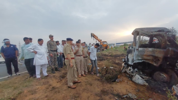 दिल्ली-मुंबई एक्सप्रेसवे पर ट्रक से टकराई बस दिल्ली-मुंबई एक्सप्रेसवे पर ट्रक से टकराई बस