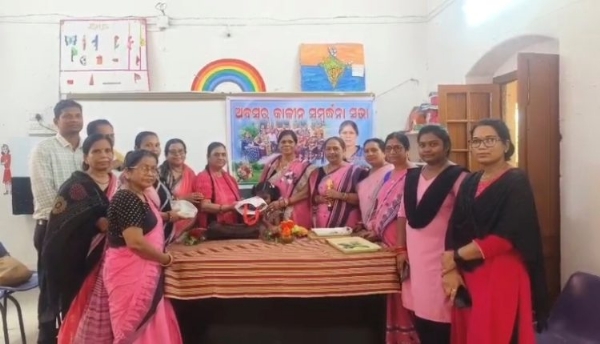 ପ୍ରଧାନ ଶିକ୍ଷୟିତ୍ରୀଙ୍କୁ ଅବସରକାଳୀନ ସମ୍ବର୍ଦ୍ଧନା ପ୍ରଧାନ ଶିକ୍ଷୟିତ୍ରୀଙ୍କୁ ଅବସରକାଳୀନ ସମ୍ବର୍ଦ୍ଧନା