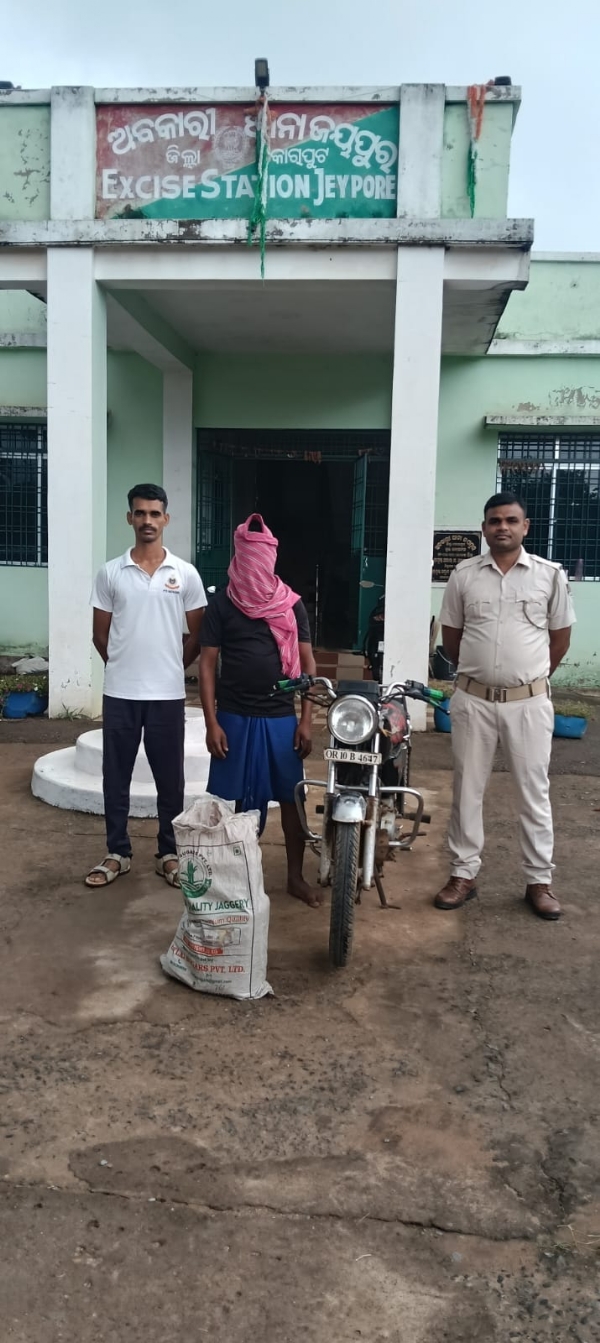 ଦେଶି ମଦ ଚାଲାଣ ବେଳେ ଚଢାଉ, ଜଣେ ଗିରଫ ଦେଶି ମଦ ଚାଲାଣ ବେଳେ ଚଢାଉ, ଜଣେ ଗିରଫ