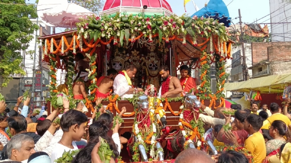 तीन दिवसीय रथयात्रा मेले में दर्शन पूजन करते श्रद्धालु तीन दिवसीय रथयात्रा मेले में दर्शन पूजन करते श्रद्धालु