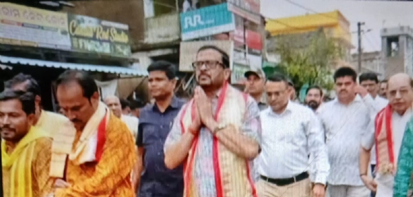 ରେଢାଖୋଲ ରଥଯାତ୍ରାରେ ରଥ ଟାଣିଲେ ମନ୍ତ୍ରୀ ସୁରେଶ ପୁଜାରୀ ଓ ବିଧାୟକ ପ୍ରସନ୍ନ ଆଚାର୍ଯ୍ୟ ରେଢାଖୋଲ ରଥଯାତ୍ରାରେ ରଥ ଟାଣିଲେ ମନ୍ତ୍ରୀ ସୁରେଶ ପୁଜାରୀ ଓ ବିଧାୟକ ପ୍ରସନ୍ନ ଆଚାର୍ଯ୍ୟ
