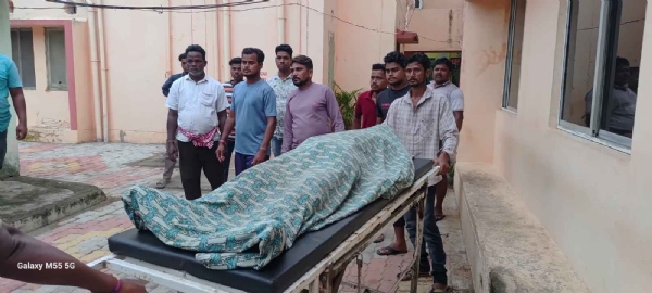 ଗଜବନ୍ଧରେ ମଦ ପିଇ ଦୁଇ ଭାଇଙ୍କ ମୃତ୍ୟୁ ଗଜବନ୍ଧରେ ମଦ ପିଇ ଦୁଇ ଭାଇଙ୍କ ମୃତ୍ୟୁ