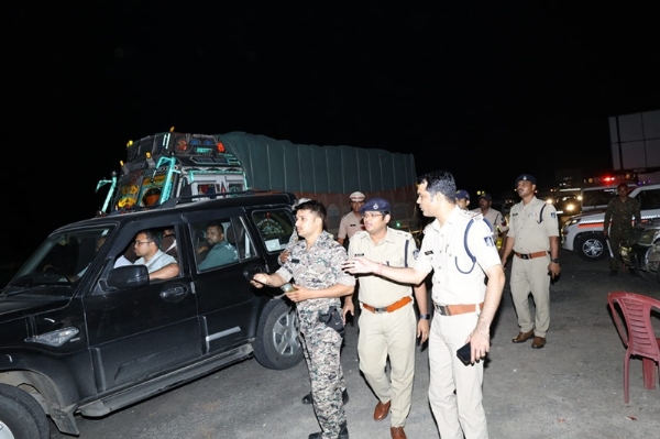 दतिया विधानसभा उपचुनाव के मद्देनजर चेकिंग करती पुलिस दतिया विधानसभा उपचुनाव के मद्देनजर चेकिंग करती पुलिस