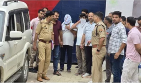 आरोपी को जेल से निकालती पुलिस आरोपी को जेल से निकालती पुलिस