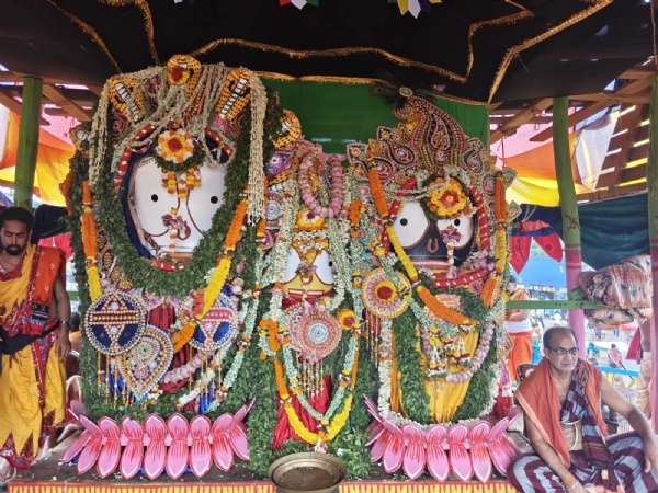 ଆଡପ ମଣ୍ଡପକୁ ବିଜେ କଲେ ବଡ ଠାକୁର ଶ୍ରୀ ହଳାୟୁଧ ଆଡପ ମଣ୍ଡପକୁ ବିଜେ କଲେ ବଡ ଠାକୁର ଶ୍ରୀ ହଳାୟୁଧ
