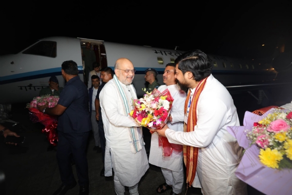 गृह मंत्री अमित शाह को बागडोगरा एयरपोर्ट पर स्वागत करते मुख्यमंत्री और नेतागण गृह मंत्री अमित शाह को बागडोगरा एयरपोर्ट पर स्वागत करते मुख्यमंत्री और नेतागण