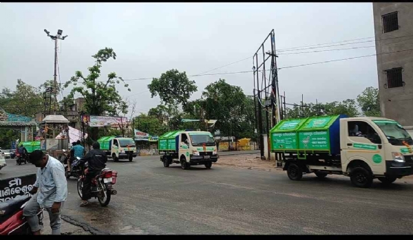 * ସୁବର୍ଣପୁର ପୌର ପରିଷଦ ପକ୍ଷରୁ ଅଳିଆ ସଫା ପାଇଁ ଆଠ ଗୋଟି ଯାନ ର ଶୁଭାରମ୍ଭ*-