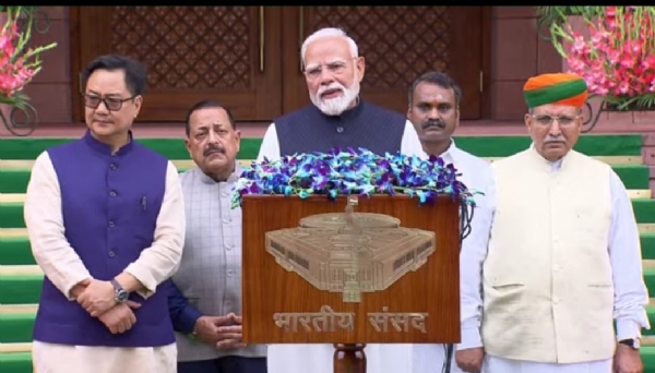 मानसून सत्र से पूर्व पत्रकारों को संबोधित करते प्रधानमंत्री नरेंद्र मोदी साथ में अन्य मंत्री मानसून सत्र से पूर्व पत्रकारों को संबोधित करते प्रधानमंत्री नरेंद्र मोदी साथ में अन्य मंत्री