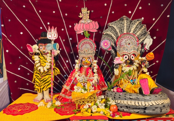 ବ୍ରହ୍ମା ବିଷ୍ଣୁ ମହେଶ୍ୱର ବେଶ ରେ ଠାକୁର ବ୍ରହ୍ମା ବିଷ୍ଣୁ ମହେଶ୍ୱର ବେଶ ରେ ଠାକୁର