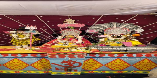 ବ୍ରହ୍ମା ବିଷ୍ଣୁ ମହେଶ୍ୱର ବେଶ ରେ ଠାକୁର