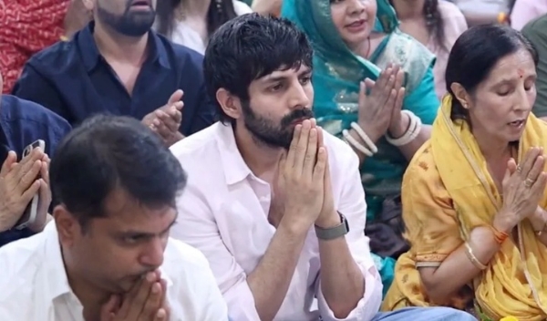 बॉलीवुड अभिनेता कार्तिक आर्यन महाकाल मंदिर में पूजा में शामिल हुए बॉलीवुड अभिनेता कार्तिक आर्यन महाकाल मंदिर में पूजा में शामिल हुए