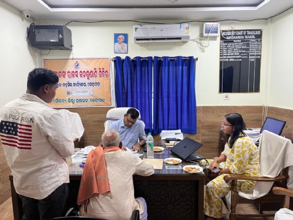 କେନ୍ଦ୍ରାପଡ଼ା ତହସିଲ ପରିସରରେ ରାଜସ୍ୱ ଅଭିଯୋଗ ଶୁଣାଣି ଅନୁଷ୍ଠିତ...