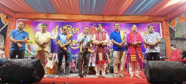 ଶ୍ରୀ ଜଗନ୍ନାଥ ଙ୍କ କୃଷ୍ଣ କାଳୀୟ ଦଳନ ବଳରାମ ବେଶ ଦର୍ଶନ ଓ ଶ୍ରୀକ୍ଷେତ୍ର ଭଜନ ସନ୍ଧ୍ୟା ବଲାଙ୍ଗିର କଳାକାର ଙ୍କ ସଙ୍ଗୀତ ରେ ବିଭୋର ଦର୍ଶକ