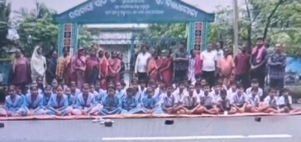 ଶିକ୍ଷକଙ୍କ ବଦଳିକୁ ବିରୋଧ ବଞ୍ଜାଗୋଲା ସ୍କୁଲରେ ତାଲା ପକାଇ ଛାତ୍ରଛାତ୍ରୀ ଓ ଅଭିଭାବକଙ୍କ ଆନ୍ଦୋଳନ ଶିକ୍ଷକଙ୍କ ବଦଳିକୁ ବିରୋଧ ବଞ୍ଜାଗୋଲା ସ୍କୁଲରେ ତାଲା ପକାଇ ଛାତ୍ରଛାତ୍ରୀ ଓ ଅଭିଭାବକଙ୍କ ଆନ୍ଦୋଳନ