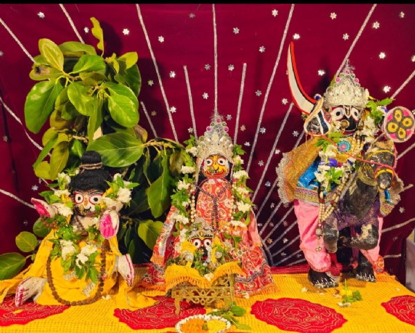 ଠାକୁର ବୁଦ୍ଧ ଓ କଳକୀ ବେଷରେ ଦର୍ଶନ ଦେଲେ ।