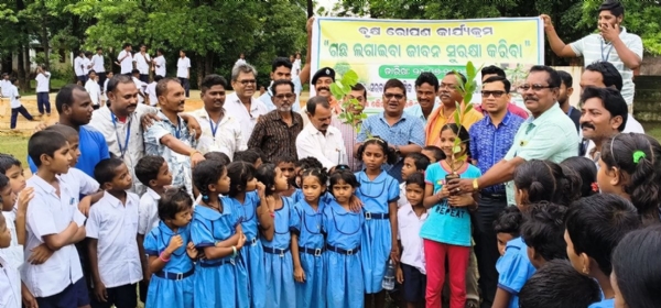 ପବିତ୍ର ବାହୁଡା଼ ଯାତ୍ରା ଅବସର ରେ ମା ଭୈରବୀ ଇଲେକ୍ଟ୍ରିକାଲ ୱାର୍କସ ସଂଘ ପକ୍ଷରୁ ଔଷଧୀୟ ଚାରା ରୋପଣ