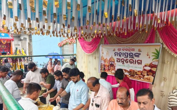 କେଜରିୱାଲ ପରିବାର ପକ୍ଷରୁ ମହାପ୍ରଭୁ ଜଗନ୍ନାଥଙ୍କ ମହାପ୍ରସାଦ ବଣ୍ଟନ
