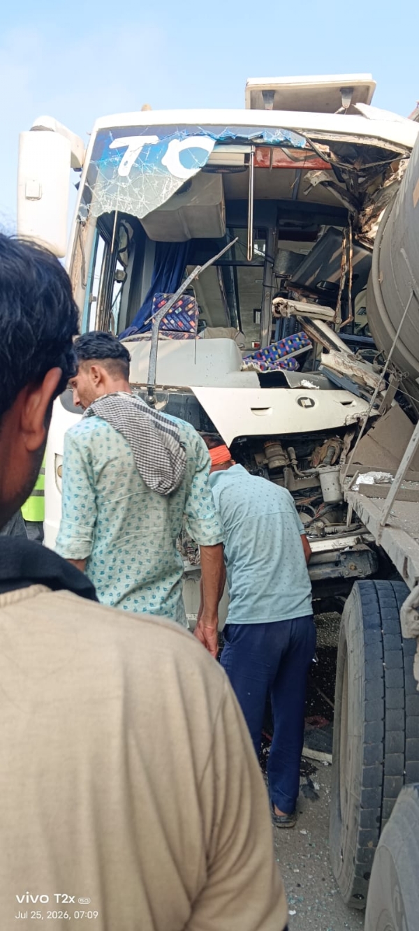 सड़क दुर्घटना मे दुर्घटना ग्रस्त बस सड़क दुर्घटना मे दुर्घटना ग्रस्त बस