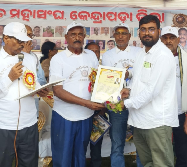 ସ୍ୱାଧୀକୀକାର ଯୁବ ସାମ୍ବାଦିକ ଦୀପକ ନାୟକଙ୍କୁ ସମ୍ବର୍ଦ୍ଧନାନିର୍ଭୀକ ସାମ୍ବାଦିକତା ପାଇଁ ପ୍ରେରଣା ସ୍ୱାଧୀକୀକାର ଯୁବ ସାମ୍ବାଦିକ ଦୀପକ ନାୟକଙ୍କୁ ସମ୍ବର୍ଦ୍ଧନାନିର୍ଭୀକ ସାମ୍ବାଦିକତା ପାଇଁ ପ୍ରେରଣା