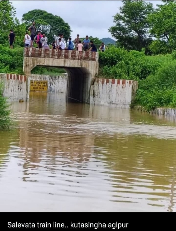 ରେଲୱେ ଭୁତଳ ପୋଲ ରେ ୫ ଫୁଟ ର ପାଣି ପ୍ରବାହିତ - ଯାତାଜାତ ଠପ |