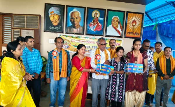 ସାଇ ଗାୟତ୍ରୀ ପରିବାର ପକ୍ଷରୁ ମାଟ୍ରିକ ଛାତ୍ରଛାତ୍ରୀ ଙ୍କୁ ଟେଷ୍ଟପେପର ବଣ୍ଟନ।