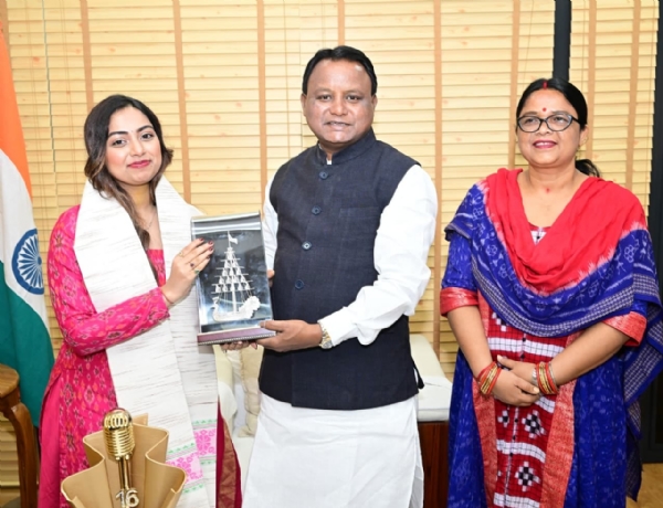 ଇଣ୍ଡିଆନ୍ ଆଇଡଲ୍ ବିଜେତା ଜ୍ୟୋତିର୍ମୟୀଙ୍କୁ ସମ୍ବର୍ଦ୍ଧିତ କଲେ ମୁଖ୍ୟମନ୍ତ୍ରୀ ୫ ଲକ୍ଷ ଟଙ୍କାର ପୁରସ୍କାର ରାଶି ଘୋଷଣା