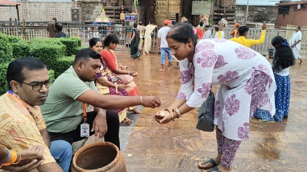 ଜିଲ୍ଲା ପ୍ରଶାସନ ପକ୍ଷରୁ ରସଗୋଲା ବଣ୍ଟନ