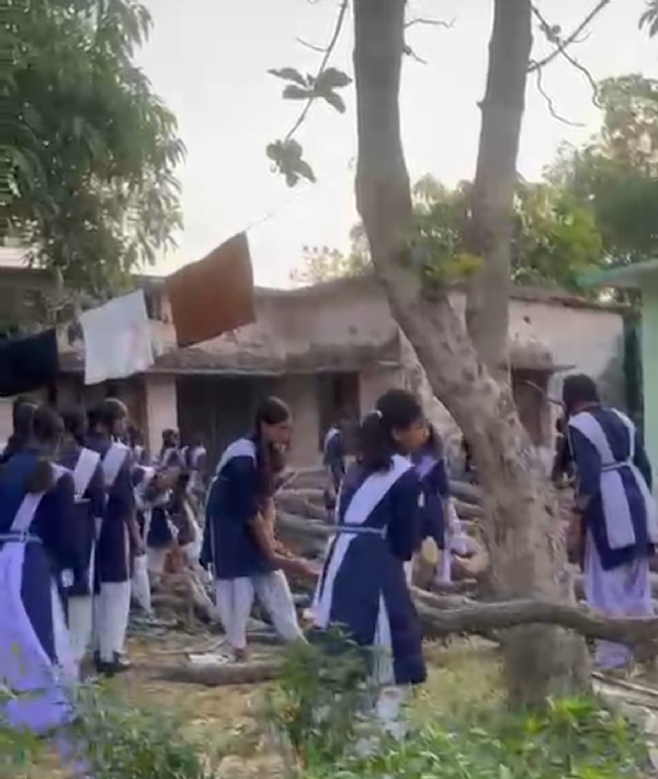 ପ୍ରଧାନ ଶିକ୍ଷକଙ୍କ ବିରୋଧରେ ସଙ୍ଗୀନ ଅଭିଯୋଗ: ଆଶାଳୀନ ବ୍ୟବହାର ଓ ପ୍ରଧାନ ଶିକ୍ଷକଙ୍କ ବିରୋଧରେ ସଙ୍ଗୀନ ଅଭିଯୋଗ: ଆଶାଳୀନ ବ୍ୟବହାର ଓ