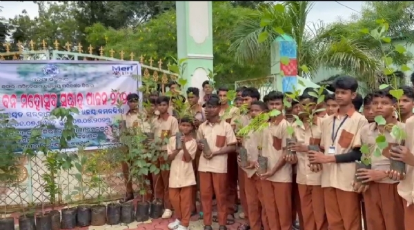 ଜମନକିରା ପଞ୍ଚାୟତ ହାଇସ୍କୁଲ ପଡିଆରେ ୭୭ ତମ ବନ ମହୋତ୍ସବ ପାଳିତ, ମେଗା  ବୃକ୍ଷରୋପଣ ପାଇଁ ଛାତ୍ରଛାତ୍ରୀଙ୍କୁ ବନବିଭାଗ ପକ୍ଷରୁ ସଚେତନତା   ବିଦ୍ୟାଳୟ ପରିସରରେ ମେଗା ବୃକ୍ଷ ରୋପଣ