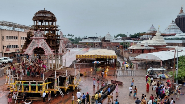 ଦୁଆର ବେଢା ଉପରେ ଚନ୍ଦ୍ରଶାଳୀରେ ଧ୍ୱଜବତା ସଂଯୋଗ