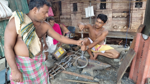 ଦୁଆର ବେଢା ଉପରେ ଚନ୍ଦ୍ରଶାଳୀରେ ଧ୍ୱଜବତା ସଂଯୋଗ