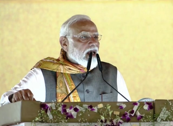 प्रधानमंत्री नरेन्द्र मोदी शनिवार को पश्चिम बंगाल के हुगली जिले के तारकेश्वर में आयोजित पश्चिम बंग दिवस समारोह को संबोधित करते हुए प्रधानमंत्री नरेन्द्र मोदी शनिवार को पश्चिम बंगाल के हुगली जिले के तारकेश्वर में आयोजित पश्चिम बंग दिवस समारोह को संबोधित करते हुए