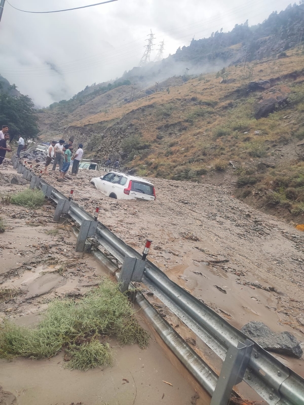 मलबे में दबे वाहन