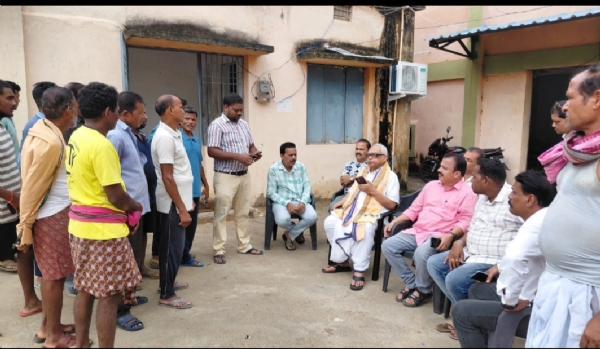 କୁତୁର୍ଲା ପେକ୍ସ ପରିଦର୍ଶନ କଲେ ନରସିଂହ ଧାନ ବିକ୍ରିର ଶେଷ ଦିନରେ ମଧ୍ୟ ଉଠିପାରୁନାହିଁ ଚାଷୀଙ୍କ ଧାନ ପରିିବହନ ଖର୍ଚ୍ଚ ନିଜେ ବହନ କରୁଛି ଚାଷୀ, ମାଲାମାଲ ହେଉଛି ମିଲର୍ସ ୧୮ ଜଣ ଚାଷୀଙ୍କ ଆସିନାହିଁ ଟୋକନ, ଚାଷୀ ହତାଶ ଧାନ କିଣା ସମସ୍ୟା ଦୂର କର ନହେବ ହେବ ଆନ୍ଦୋଳନ - ନରସିଂହ