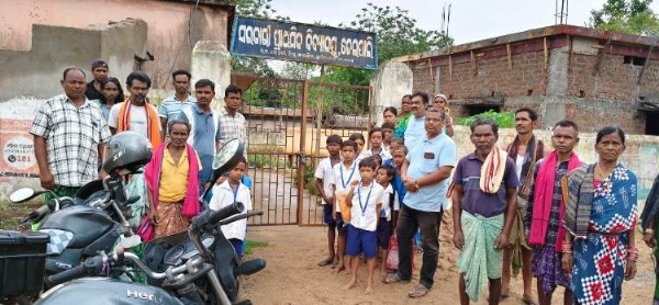 ସ୍କୁଲ ଗେଟରେ ଝୁଲୁଛି ତାଲା : ପ୍ରହରୀ ମଣ୍ଡପରେ ପାଠ ପଢ଼ିଲେ ପିଲା ଗଛ ମୂଳେ ଖାଇଲେ ମଧ୍ୟାହ୍ନ ଭୋଜନ