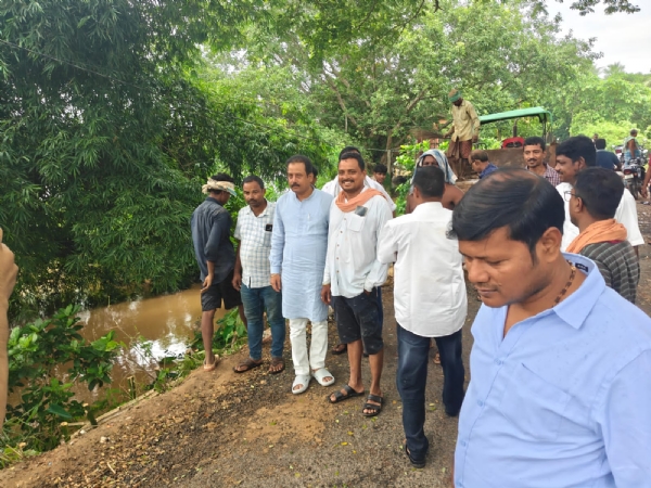 ବନ୍ୟା ବିପନ୍ନ ପରିବାର ନିକଟରେ ପଂହଚି ସମସ୍ୟା ସମ୍ପର୍କରେ ପଚାରି ବୁଝିଲେ ବିଜେପି ରାଜ୍ୟ ମୁଖପାତ୍ର ମନୋଜ ମହାପାତ୍ର ବନ୍ୟା ବିପନ୍ନ ପରିବାର ନିକଟରେ ପଂହଚି ସମସ୍ୟା ସମ୍ପର୍କରେ ପଚାରି ବୁଝିଲେ ବିଜେପି ରାଜ୍ୟ ମୁଖପାତ୍ର ମନୋଜ ମହାପାତ୍ର