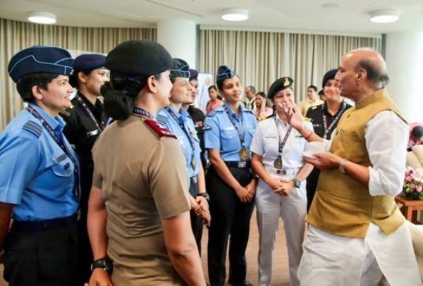 महिला अधिकारियों से मुलाकात करते राजनाथ सिंह