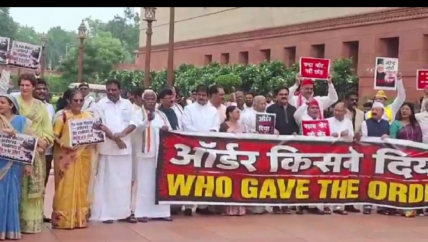 मकर द्वार पर विपक्षी दलों का प्रदर्शन